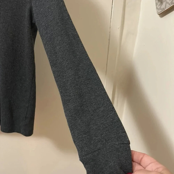 😍Epic thread size medium boys waffle long sleeved shirt - Picture 3 of 3